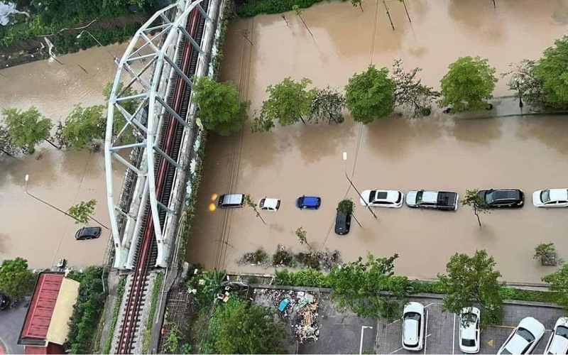 Bắc Ninh: Mưa lớn khiến lần đầu đường sá ngập sâu cả mét, nhiều ô tô nổi lềnh bềnh