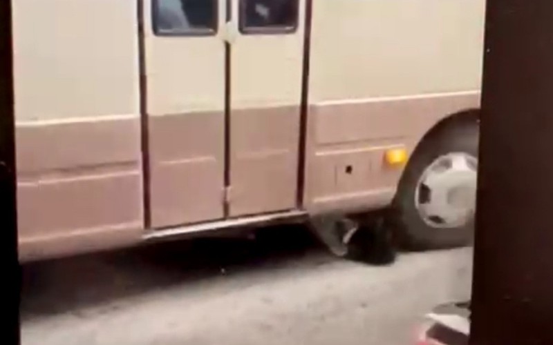 Một người bị cuốn vào gầm xe ô tô đang chở học sinh trường Victoria Thăng Long 