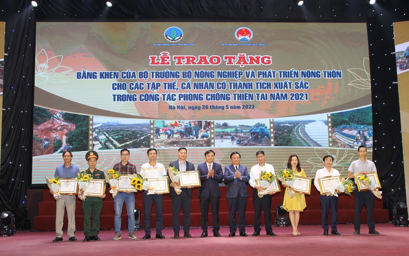 Video: Báo Nông thôn Ngày nay/Dân Việt được trao tặng nhiều giải thưởng về công tác phòng chống thiên tai
