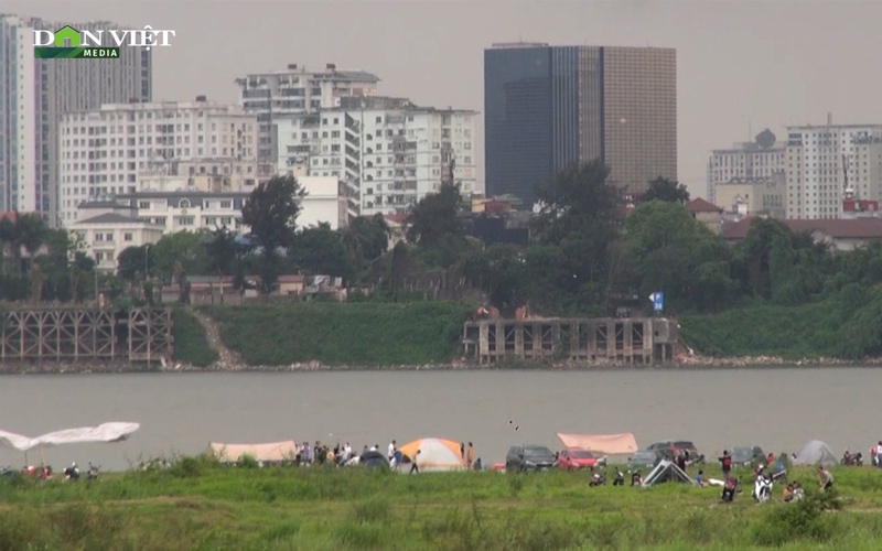 Hàng trăm người dân Thủ đô đổ ra bãi sông Hồng cắm trại, hóng gió cuối tuần