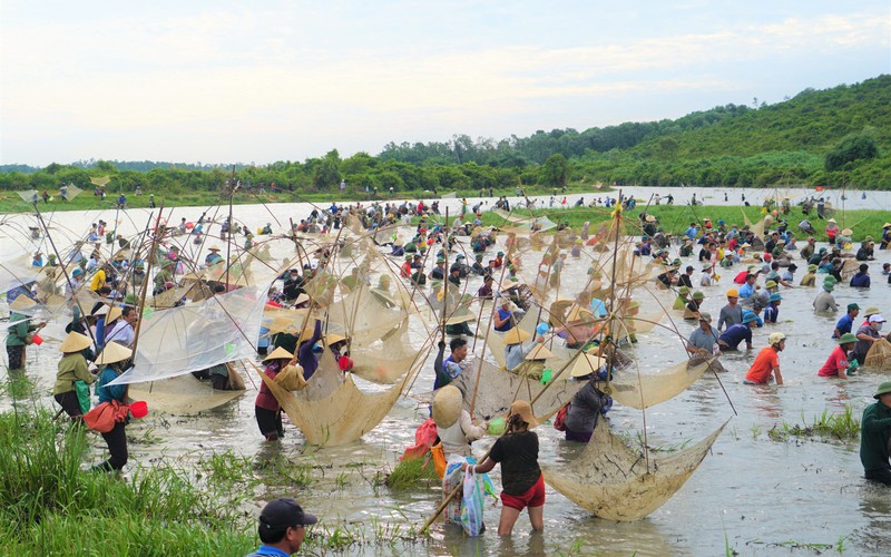 Cả làng ở Hà Tĩnh lội nước cầm nơm, tham gia lễ hội bắt cá Đồng Hoa