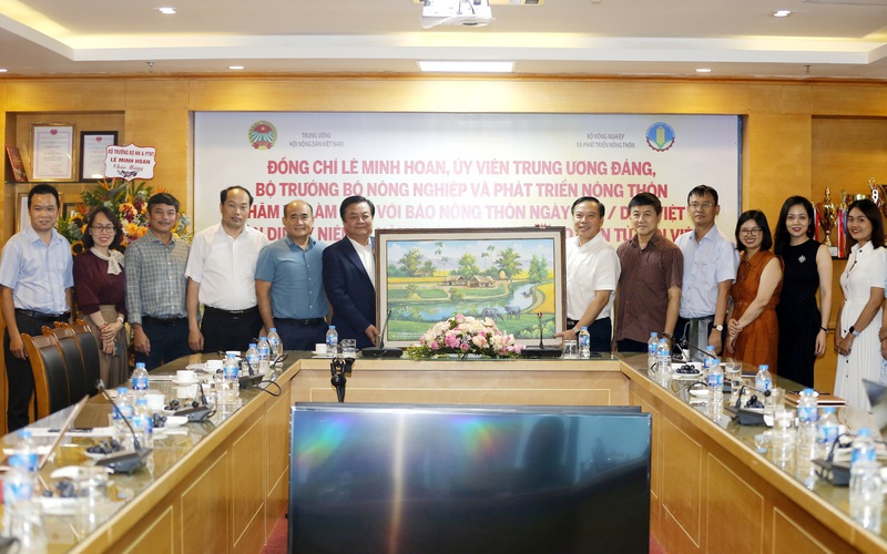 Bộ trưởng Bộ NNPTNT Lê Minh Hoan thăm, làm việc với báo NTNN/Điện tử Dân Việt