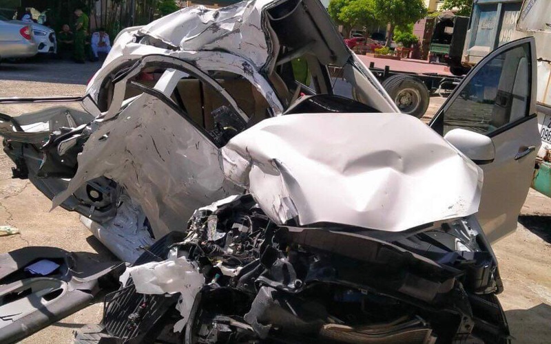 Ô tô con bị vò nát sau tai nạn với xe khách, 2 chiến sĩ công an tử vong