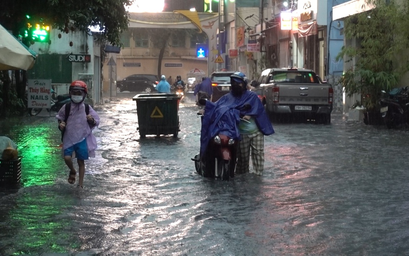 Clip: "Phố Tây" Bùi Viện “thành sông” trong cơn mưa lớn ở TP.HCM