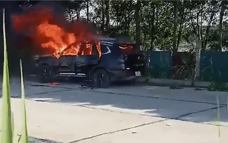 Ô tô đỗ bên đường bị bốc cháy bất thường, một người tử vong