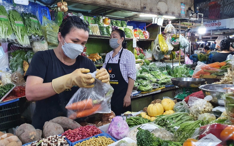 Tiểu thương giảm giá bó rau, con cá, tặng dầu ăn, bột ngọt... chia sẻ với người mua