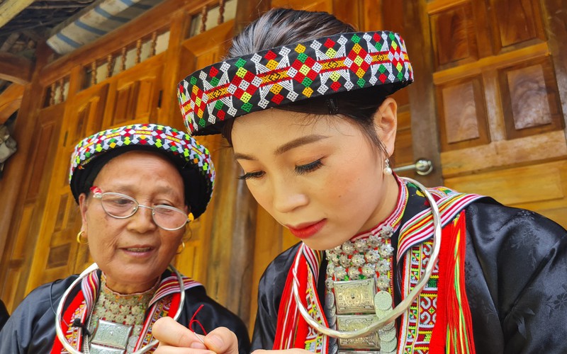 Chiêm ngưỡng vẻ đẹp trang phục truyền thống của người Dao đỏ ở Yên Bái
