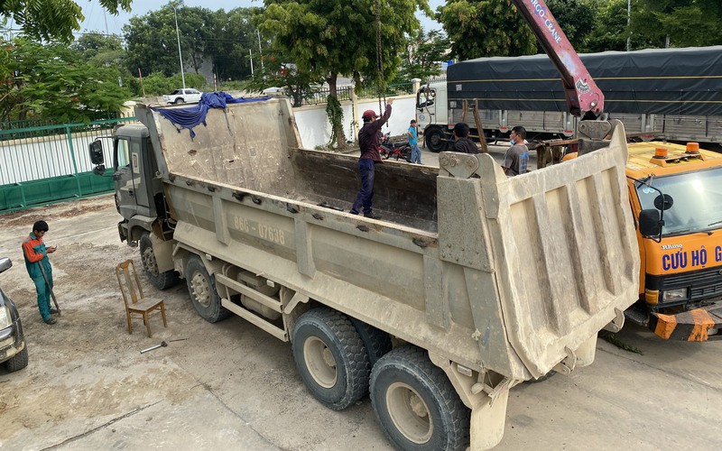 Bình Thuận: Xe vi phạm cơi nới bị cắt thùng ngay tại trụ sở CSGT