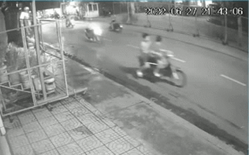 Clip NÓNG 24h: Bị giật mất điện thoại, bé gái 10 tuổi đuổi theo 2 tên cướp trên đường