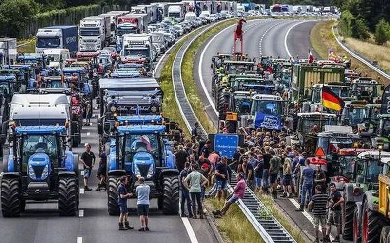 Hàng trăm xe đầu kéo biểu tình, chặn dọc biên giới Đức - Hà Lan