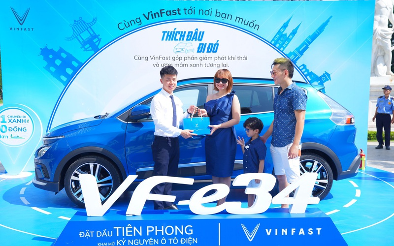 Đến Vincom chơi, được VinFast VF e34 đưa về nhà miễn phí
