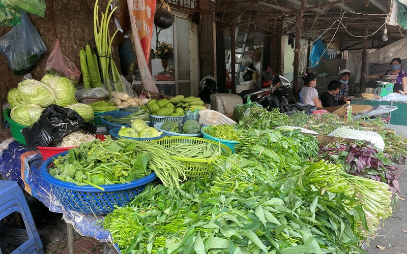 Ngược chiều giá xăng dầu, giá thịt lợn, giá rau xanh vẫn "lên cao" chưa chịu xuống