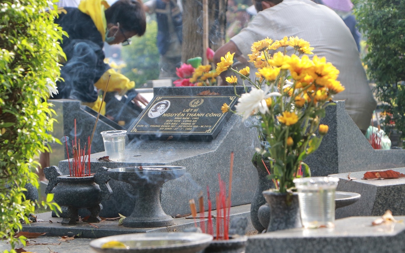 Nghĩa trang Liệt sĩ TP. HCM đón nhiều đoàn đến dâng hương ngày Thương binh - Liệt sĩ