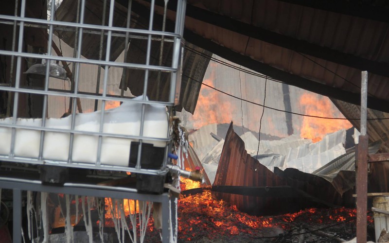 Cháy dữ dội, nhà xưởng đổ sập, hàng trăm người tập trung "cứu" tài sản