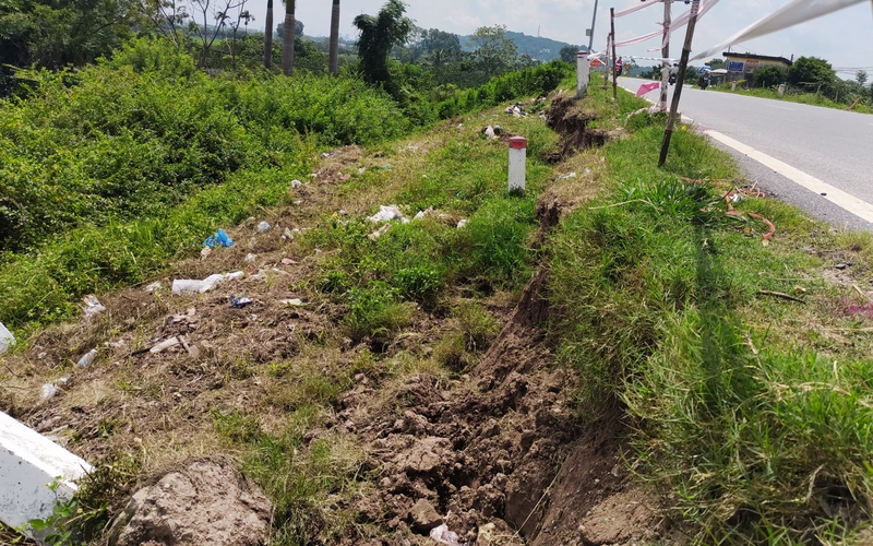 Đê hữu Đáy (Quốc Oai) bị sạt lở gây nguy hiểm cho người đi đường

