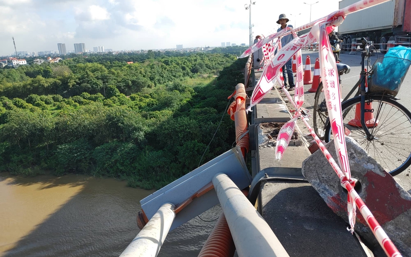 Hiện trường vụ tai nạn xe tải lao xuống sông Hồng trên cầu Thanh Trì, tài xế may mắn thoát hiểm