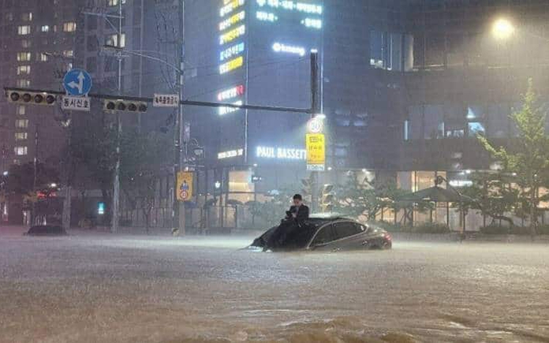 Chùm ảnh mưa lớn kỷ lục khiến Seoul chìm trong biển nước, nhiều người chết, mất tích