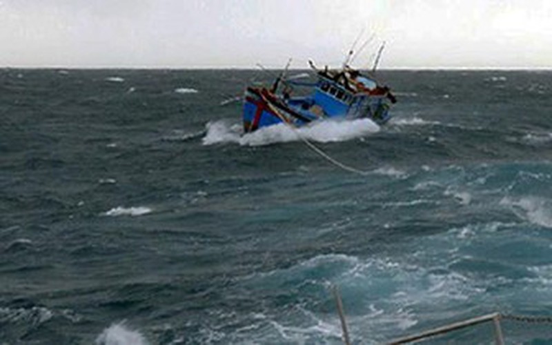 Gần 20 tàu cá, hơn 100 người đang nằm trong vùng nguy hiểm của áp thấp nhiệt đới