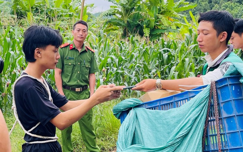 Clip: Thực nghiệm vụ vờ đặt hàng mua iPhone rồi “cướp” từ shiper