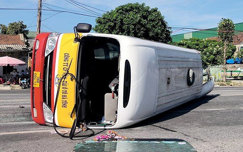 Hà Tĩnh: Tai nạn nghiêm trọng giữa xe buýt và xe đầu kéo, nhiều hành khách bị thương