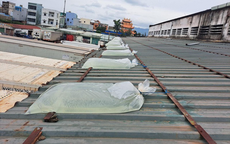 Người dân Bình Định cấp tốc đổ nước vào túi nilon chèn mái nhà chống bão