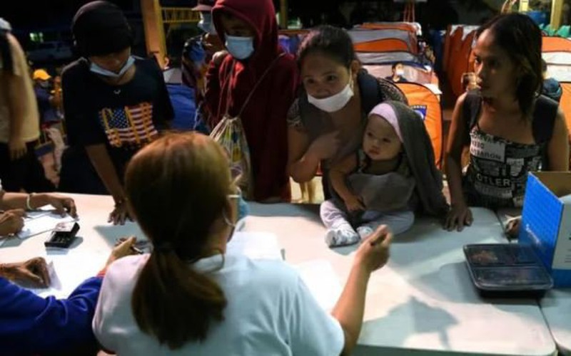 Hàng ngàn người Philippines lo lắng sơ tán khi siêu bão Noru đến gần