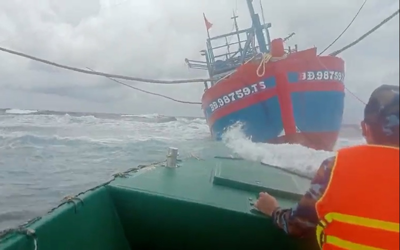 Hỗ trợ tàu cá Bình Định mắc cạn về nơi neo đậu trong điều kiện sóng to, gió lớn