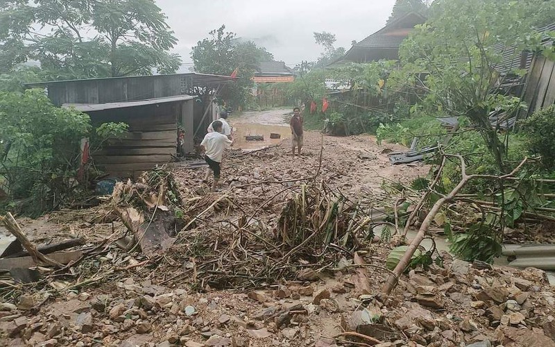 Mưa lớn tàn phá bản làng miền núi xứ Nghệ, nhiều nhà dân bị sập