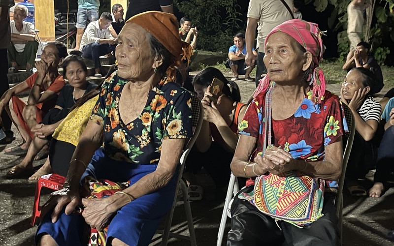 Cụ bà hơn 90 tuổi leo bộ đến chung vui Trung thu “Trăng Đại Ngàn”