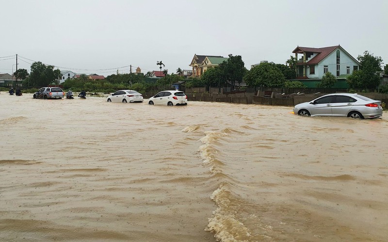 Mưa như trút, TP.Vinh và nhiều huyện tại Nghệ An ngập lụt nặng nề