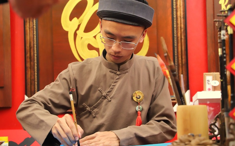 Phố ông đồ rộn ràng không khí Tết
