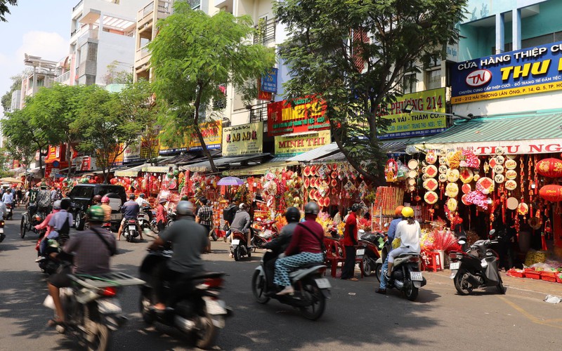 Sài Gòn rộn rã vào xuân: Nỗi da diết nhớ quê vùi sâu trong những tháng ngày bộn bề lại được dịp tìm về