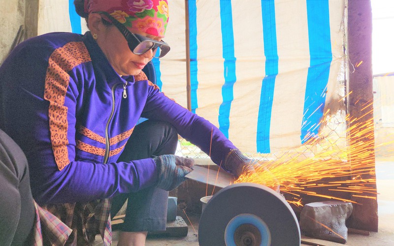 Một làng nghề trăm tuổi ở Hà Tĩnh ngày đêm "đỏ lửa" để làm ra thứ nhà nào cũng phải có