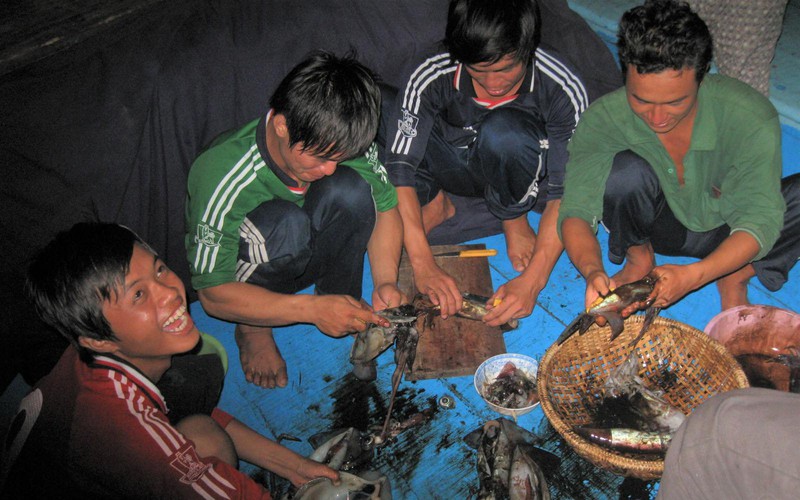 Những ngư dân đón Tết giữa muôn trùng khơi, năm mới cập bến với khoang thuyền đầy cá