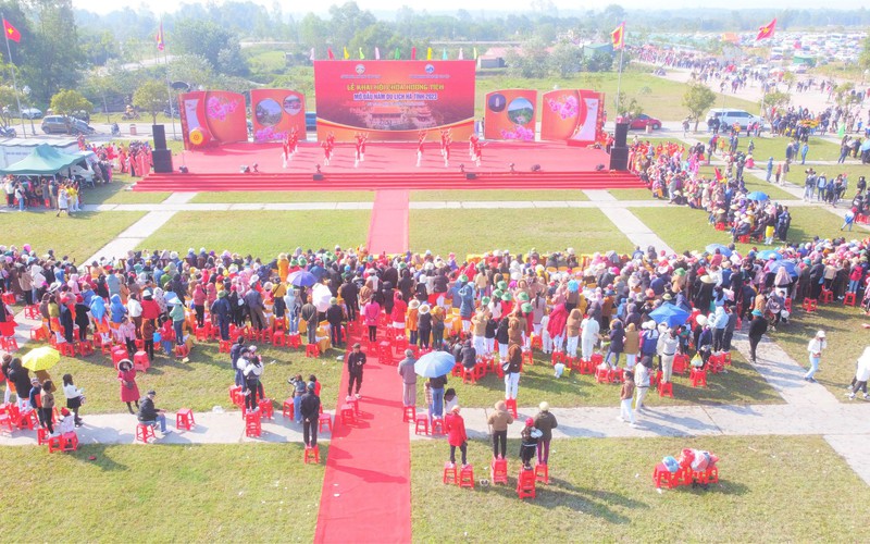 Chủ tịch UBND tỉnh Hà Tĩnh đánh trống khai hội chùa Hương Tích, tấp nập du khách gần, xa đổ về