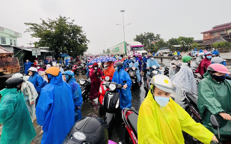 Quảng Nam: Mưa lớn ngập đường, hàng trăm công nhân lội nước lớn đi làm