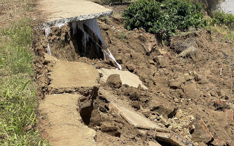 Đắk Nông: Sông Krông Nô sạt lở lớn, hàng chục mét đường bê tông bị “nuốt chửng"