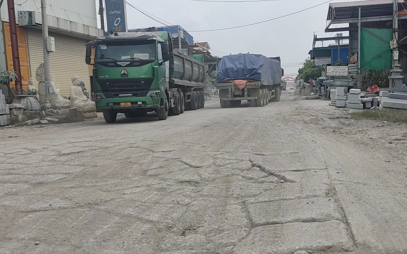 Huyện Hoa Lư (Ninh Bình): Dân “than trời” vì xe tải chở đất đá gây ô nhiễm, cày nát đường sá