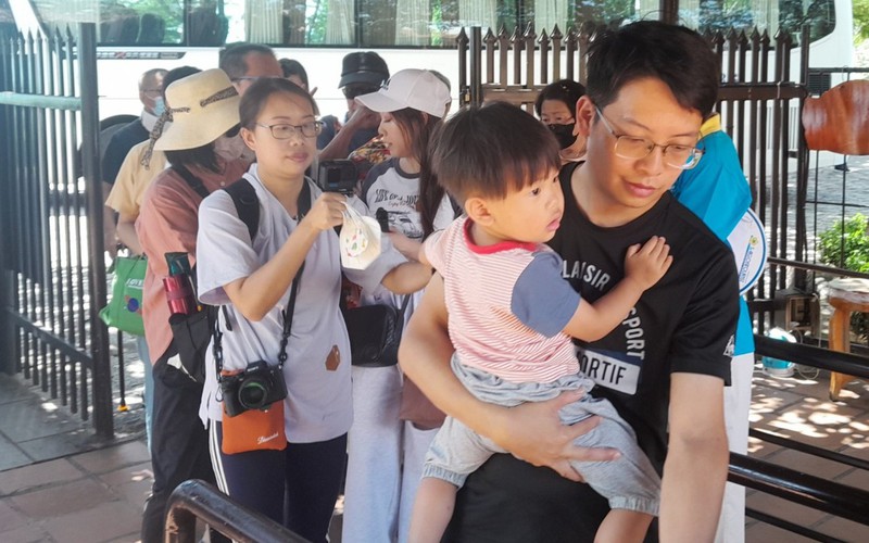 Tàu du lịch cao cấp đưa 1.500 du khách đến tham quan Khánh Hòa
