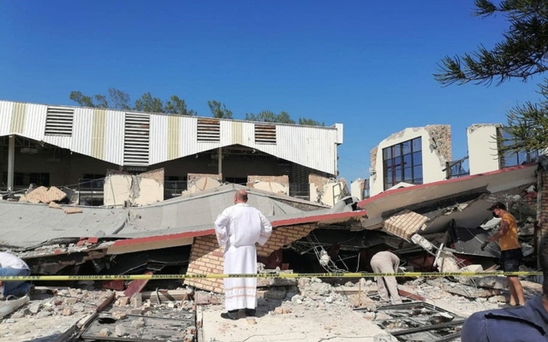 Clip: Sập mái nhà thờ ở Mexico khiến gần 50 người thương vong