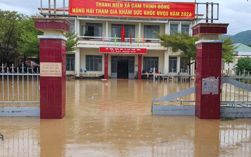 Mưa lớn khiến nhiều khu vực ở Khánh Hòa bị ngập, trụ sở xã bị nước tràn vào các phòng