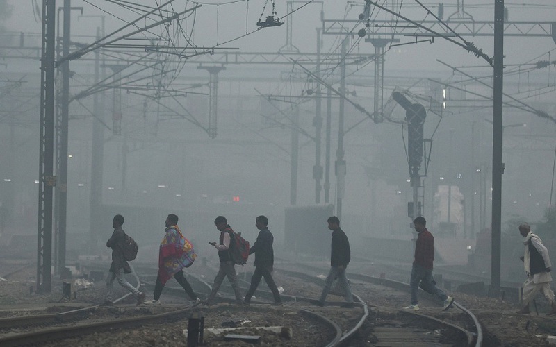 Clip: Sương mù dày đặc gây ảnh hưởng tới cuộc sống của người dân Ấn Độ