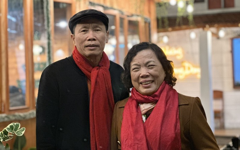 Vợ chồng nông dân ở Hải Phòng gần 50 năm tuổi Đảng hài lòng với Nghị quyết Đại hội VIII Hội NDVN