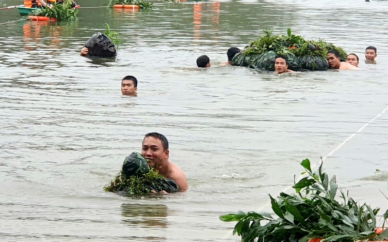 Bộ đội Hà Tĩnh diễn tập bí mật vượt sông chiến đấu trong thời tiết mưa rét giá lạnh