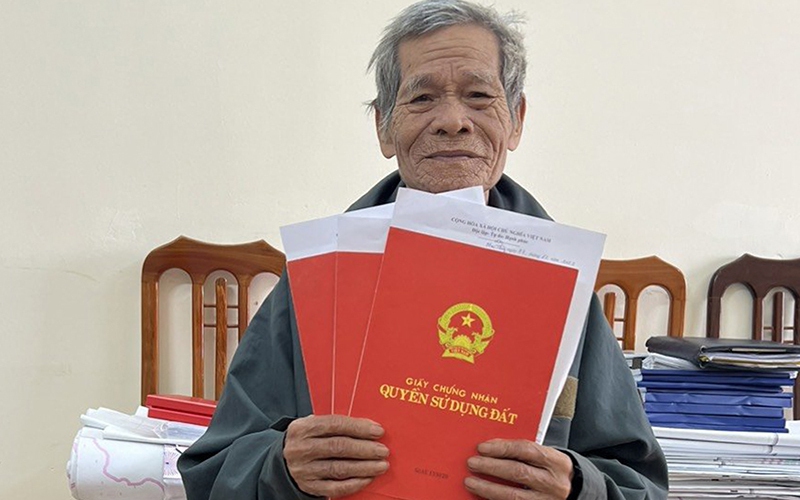 Chuyện hiếm thấy ở Quảng Bình: Vợ chồng già trả lại hơn 700m2 đất để dành cho hộ còn thiếu