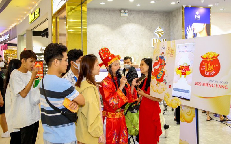 Nhộn nhịp thị trường mua sắm Thần Tài 2023