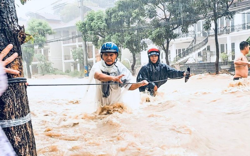 Đô thị sát biển bị ngập lụt, lãnh đạo tỉnh Bình Định công bố tình huống khẩn cấp