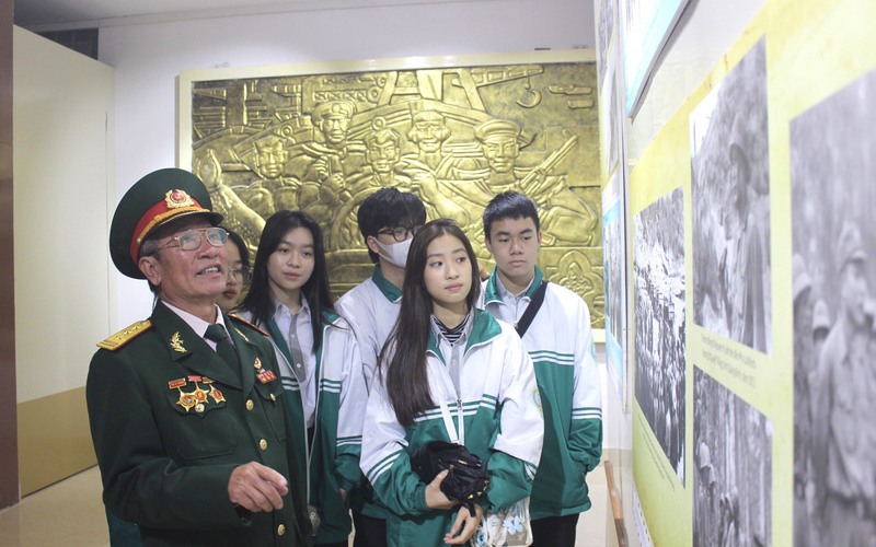 Gần 600 bức ảnh, sách về Trung tướng Đồng Sỹ Nguyên trưng bày ở Bảo tàng Quảng Bình