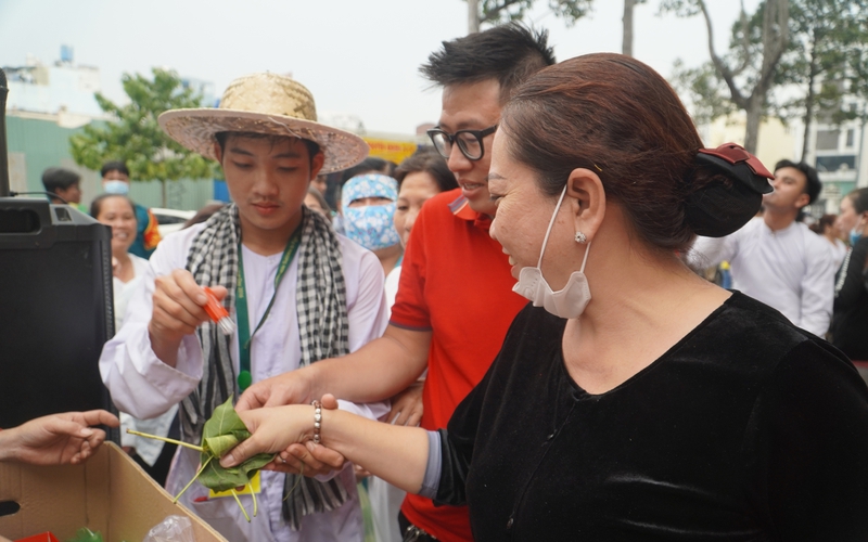 Độc đáo người mua hàng dùng lá cây thay tiền ở chợ phiên Sài Gòn