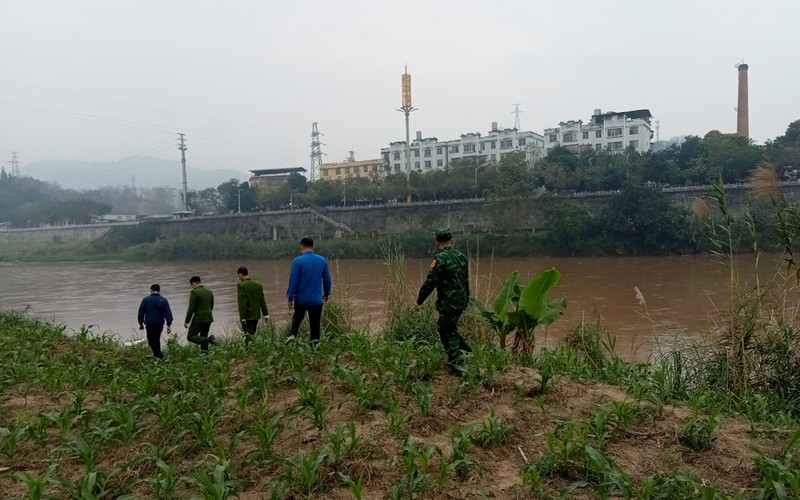 Vụ 2 nạn nhân mất tích khi bơi qua sông Hồng: Tìm thấy một thi thể